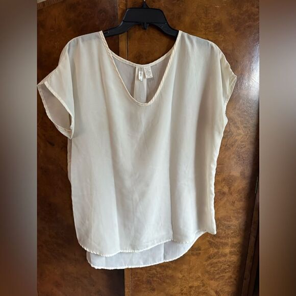 White blouse  - Picture 1 of 6